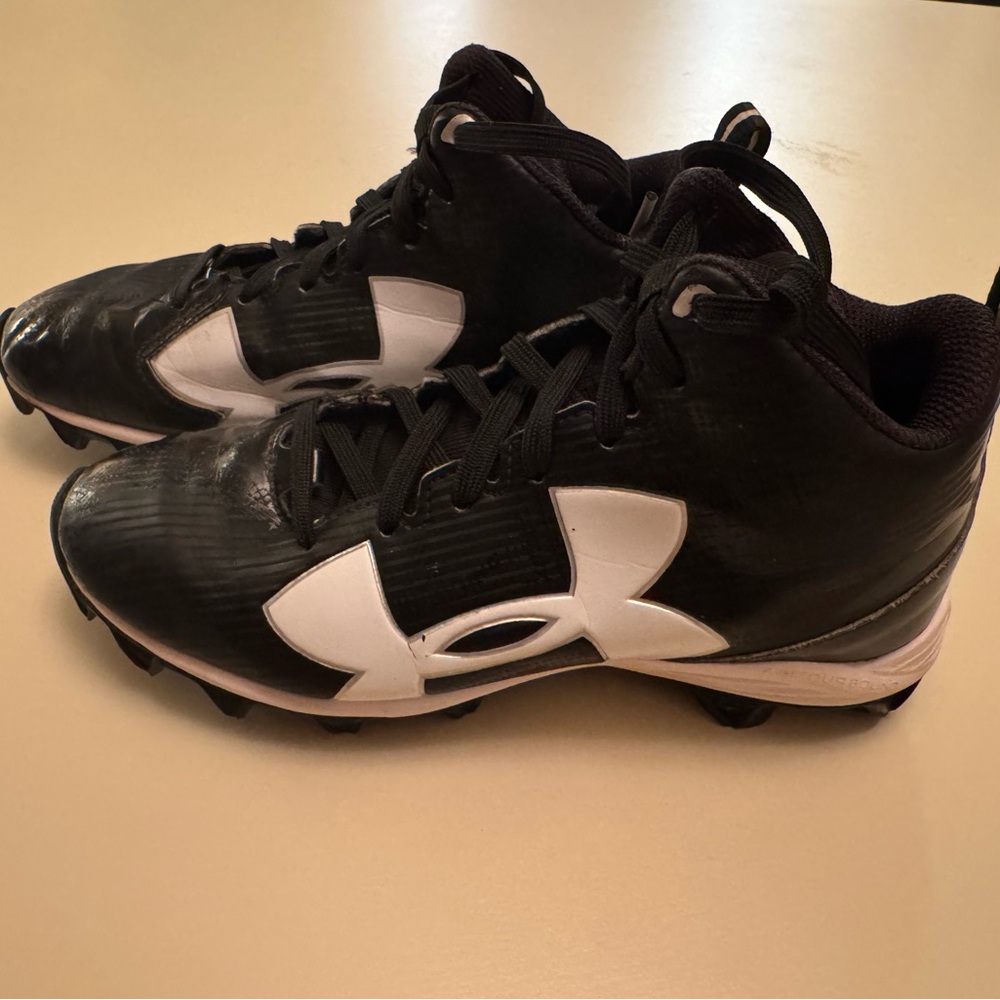 Under Armour Kids Black and White Cleats (baseball or football) Boys 3Y